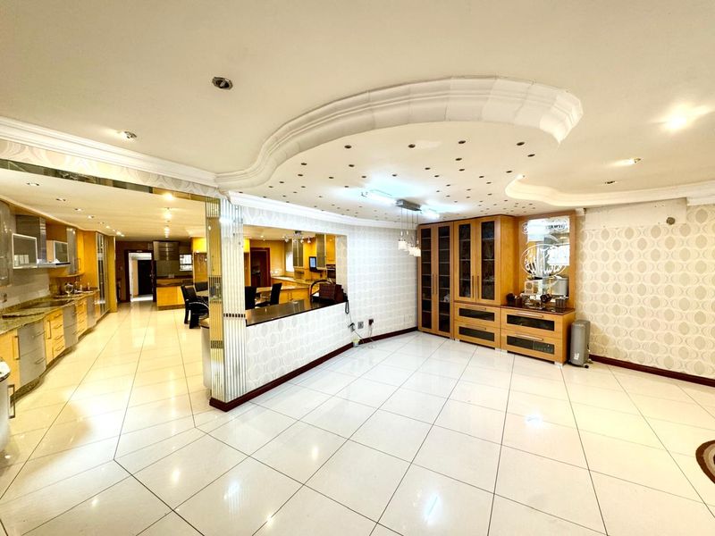 Luxurious and spacious Family Home with Open Plan Living and Private Accommodation - Photo 6