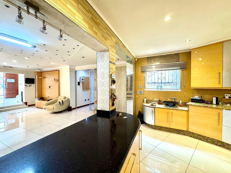 Luxurious and spacious Family Home with Open Plan Living and Private Accommodation - Photo 7