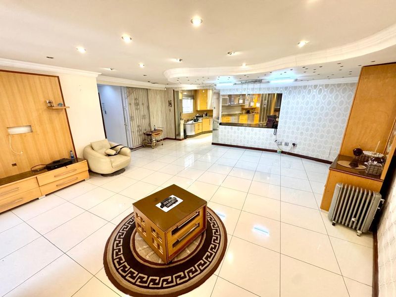 Luxurious and spacious Family Home with Open Plan Living and Private Accommodation - Photo 5