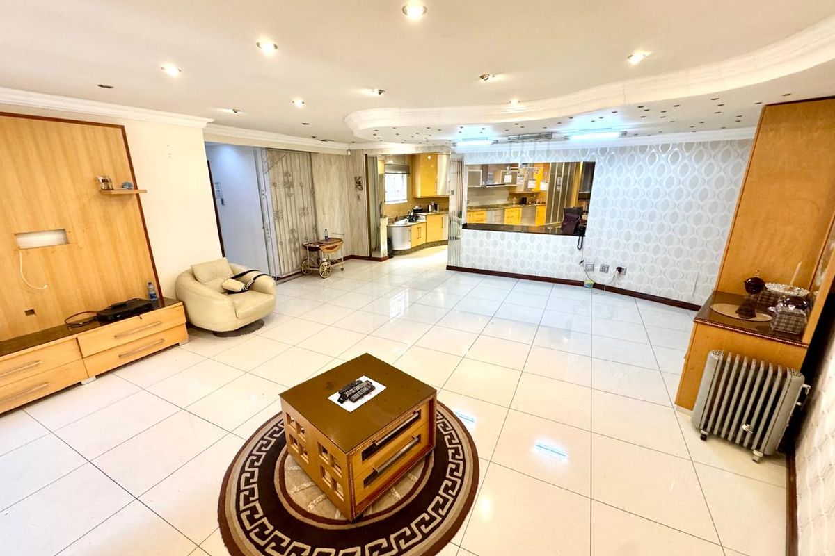 Luxurious and spacious Family Home with Open Plan Living and Private Accommodation - Photo 5