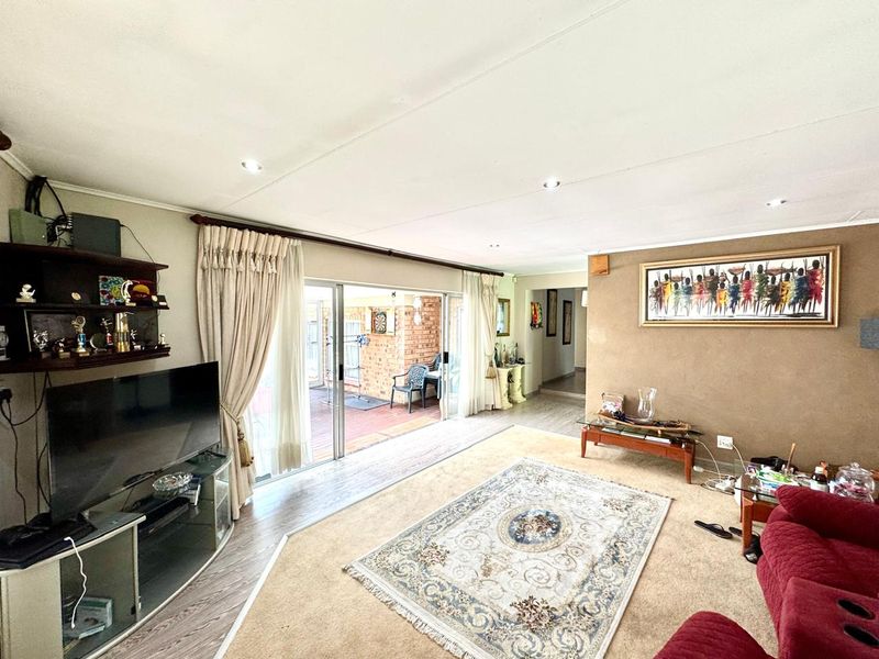 Luxurious, Fully-Equipped Family Home on a Generous Stand with Exceptional Entertainment. - Photo 6