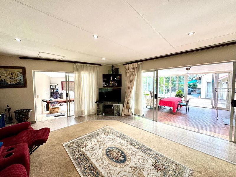 Luxurious, Fully-Equipped Family Home on a Generous Stand with Exceptional Entertainment. - Photo 5