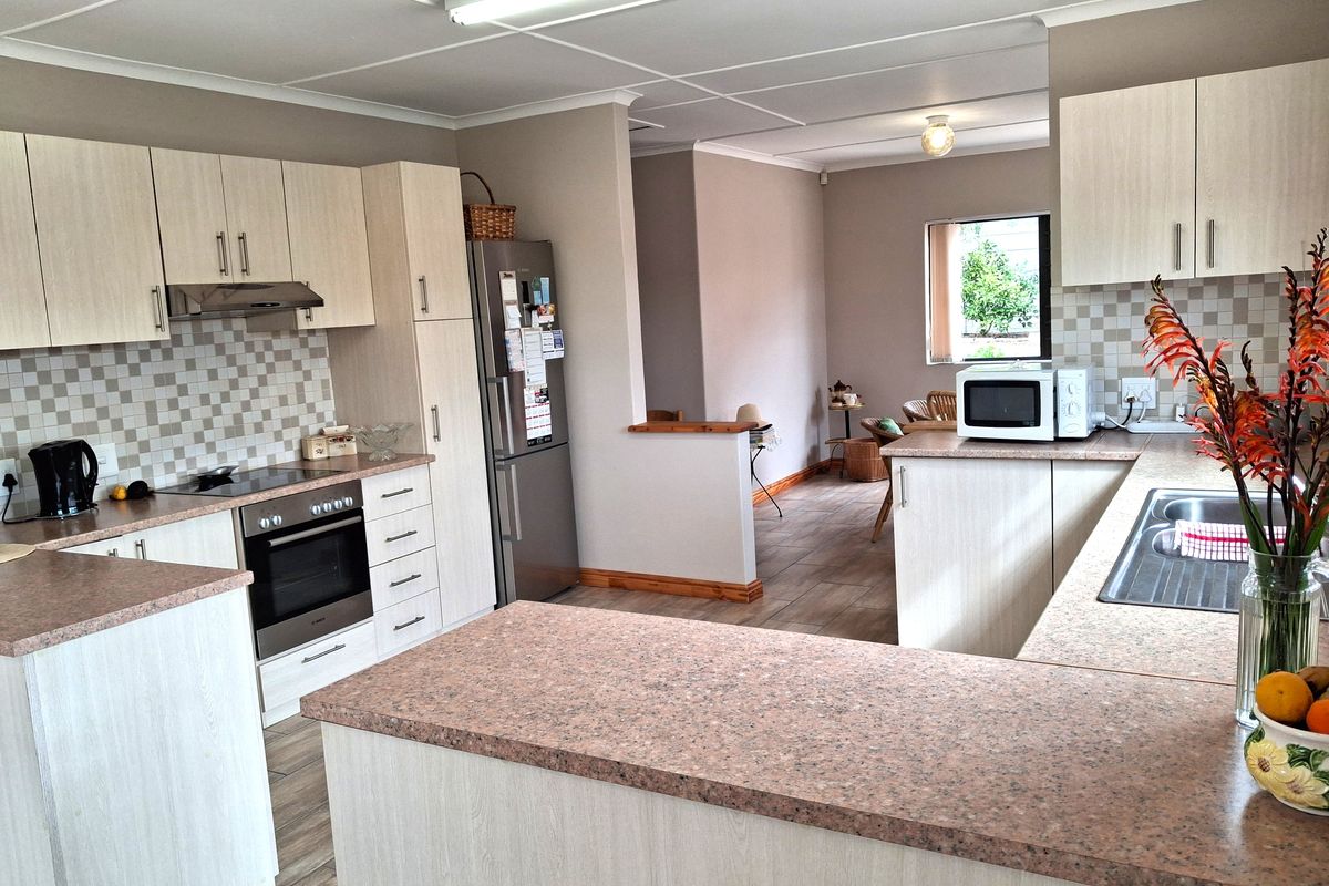 SERIOUS SELLER Perfect slow down or starter home, tiptop condition, good area - Photo 5