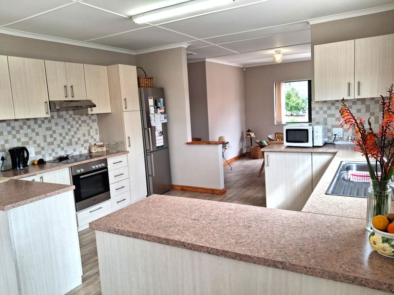 SERIOUS SELLER Perfect slow down or starter home, tiptop condition, good area - Photo 5