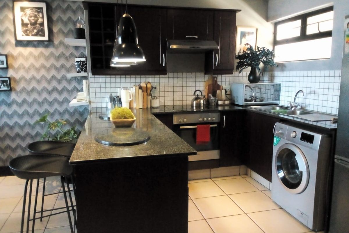 Vibrant 2  bedroom 2 bathroom apartment for sale - Photo 3