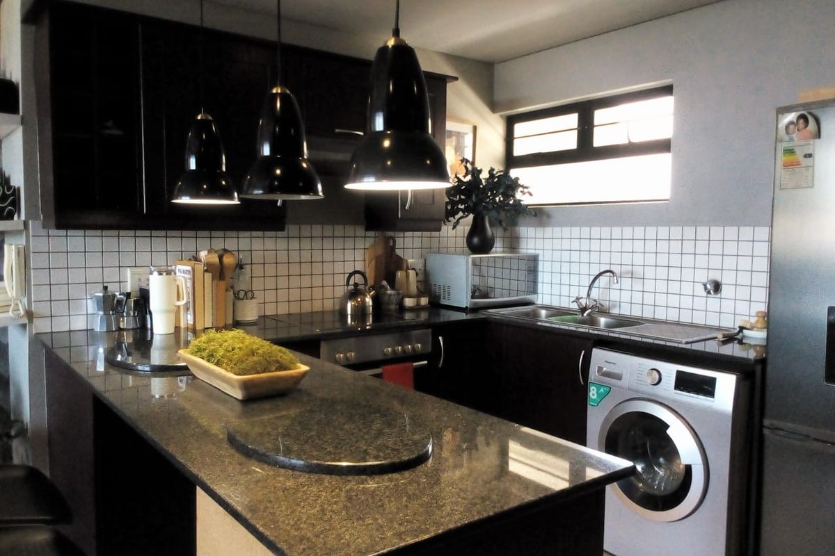 Vibrant 2  bedroom 2 bathroom apartment for sale - Photo 2