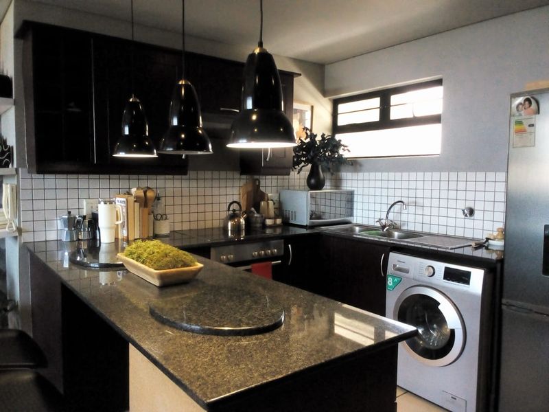 Vibrant 2  bedroom 2 bathroom apartment for sale - Photo 2