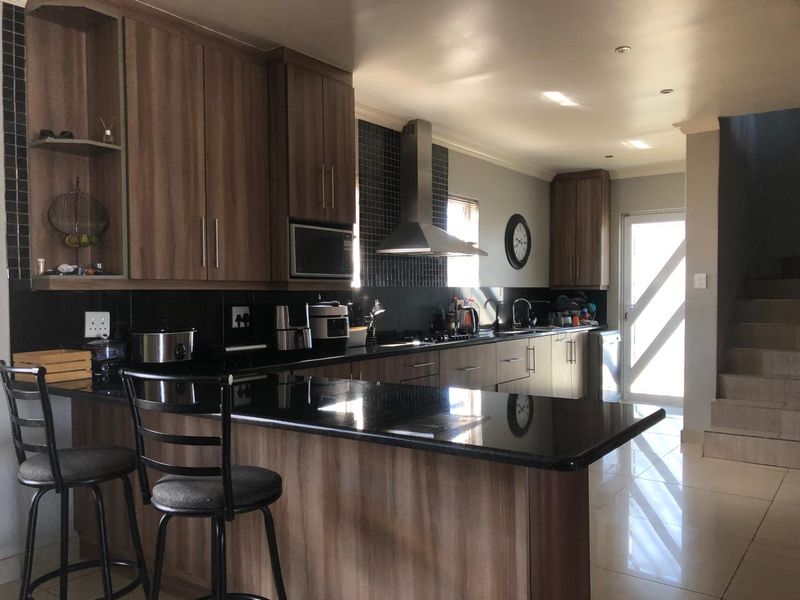 Spacious 3-Bedroom Family Home with Pool and Entertainment Areas - Photo 8