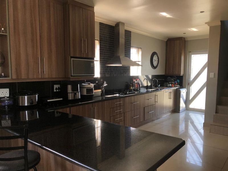 Spacious 3-Bedroom Family Home with Pool and Entertainment Areas - Photo 2