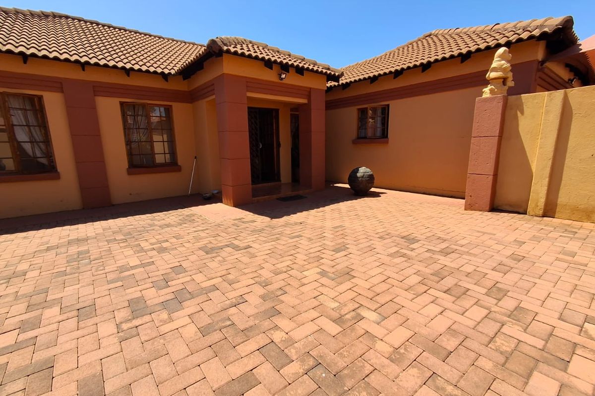 4-Bedroom Family Home in Secure Estate - Photo 3