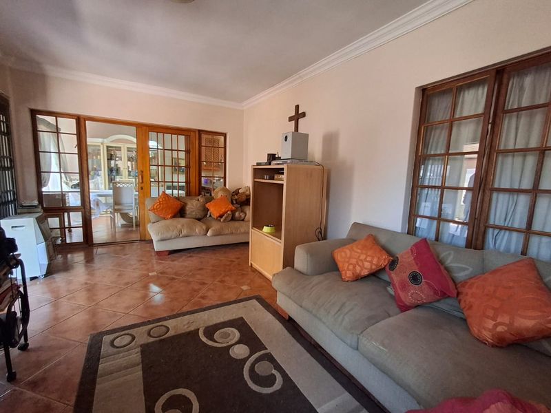 4-Bedroom Family Home in Secure Estate - Photo 9
