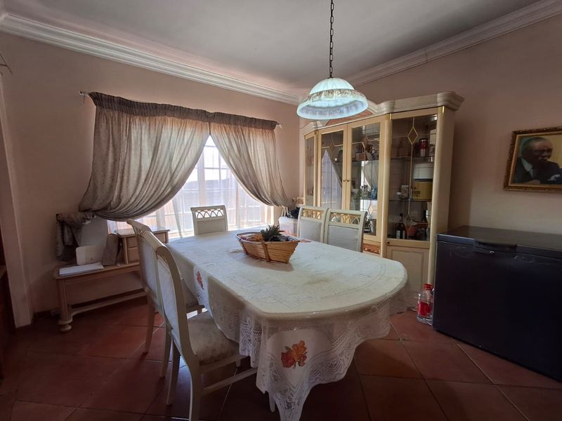 4-Bedroom Family Home in Secure Estate - Photo 9