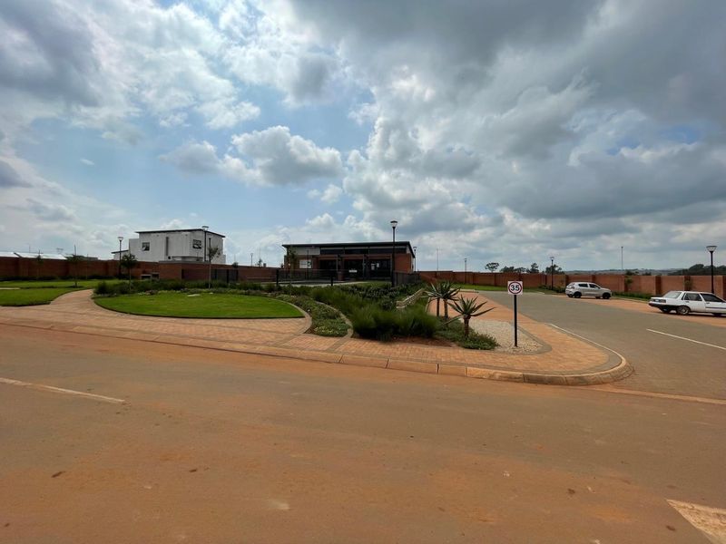 4 Bedroom Home with both Swimming Pool and Boma. - Photo 7