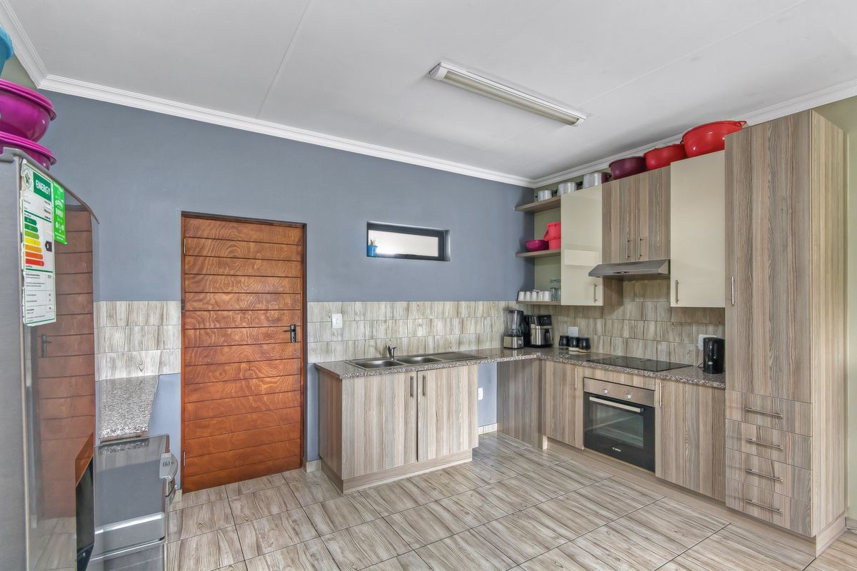 Stylish Lock-Up-and-Go Apartment in Prime Midrand - Photo 3