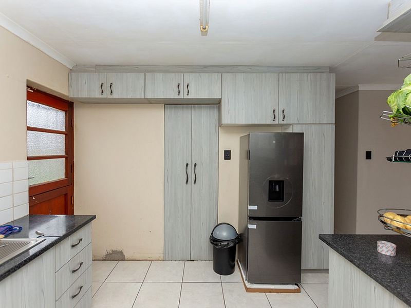 4 Bedroomhouse with Flat for Sale - Photo 9