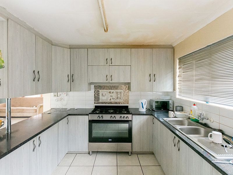 4 Bedroomhouse with Flat for Sale - Photo 8