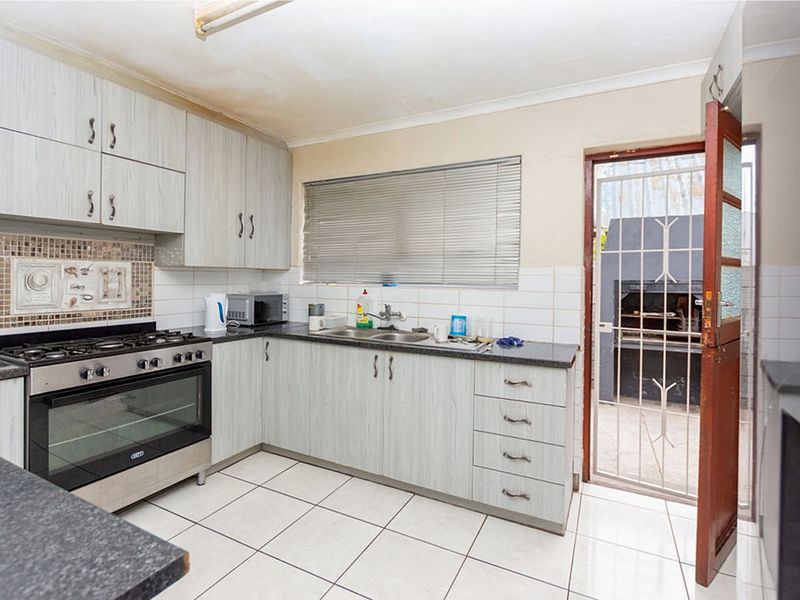 4 Bedroomhouse with Flat for Sale - Photo 7