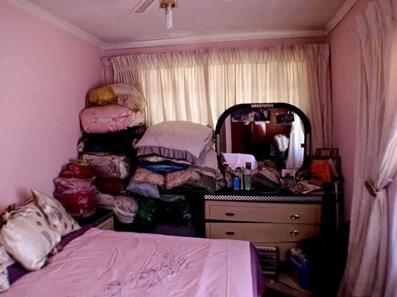 Spacious 5-Bedroom Family Home with Ample Parking and Domestic Quarters - Photo 4