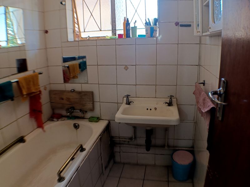 Spacious 5-Bedroom Family Home with Ample Parking and Domestic Quarters - Photo 10