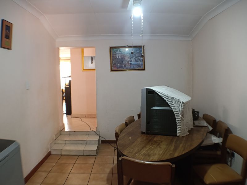 Spacious 5-Bedroom Family Home with Ample Parking and Domestic Quarters - Photo 9