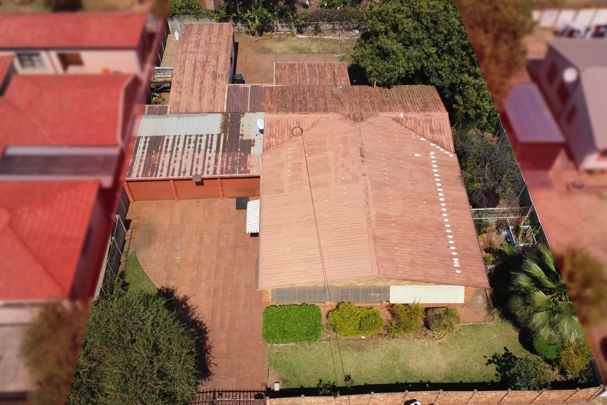 Spacious 5-Bedroom Family Home with Ample Parking and Domestic Quarters - Photo 2