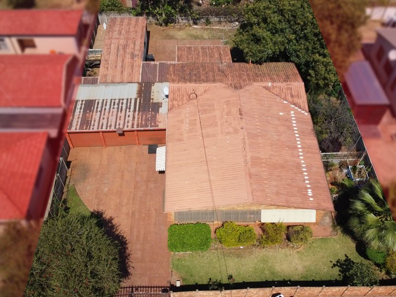 Spacious 5-Bedroom Family Home with Ample Parking and Domestic Quarters - Photo 2