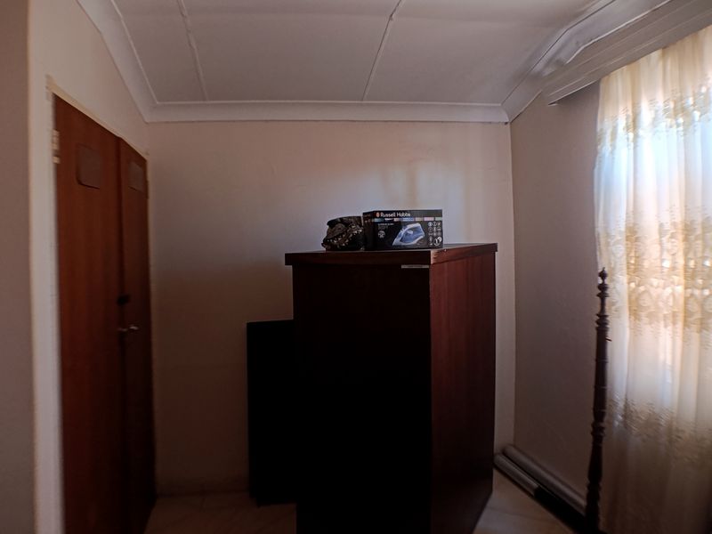 Spacious 5-Bedroom Family Home with Ample Parking and Domestic Quarters - Photo 8