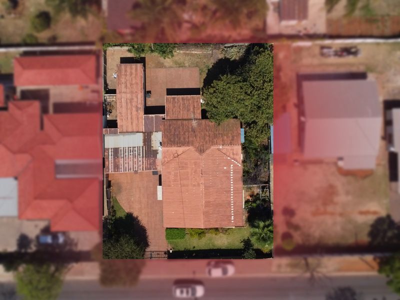 Spacious 5-Bedroom Family Home with Ample Parking and Domestic Quarters - Photo 3