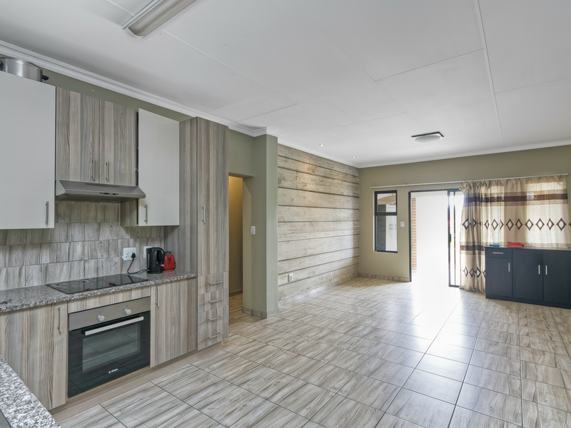 Contemporary Comfort in Franklin on 8th - Photo 8
