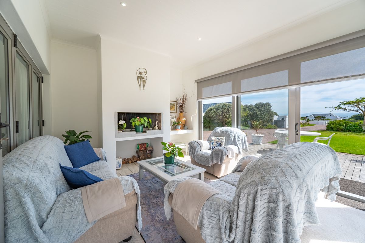 Exceptional value plus located in a quiet and sought after cul de sac. Let's go to the Links! - Photo 3