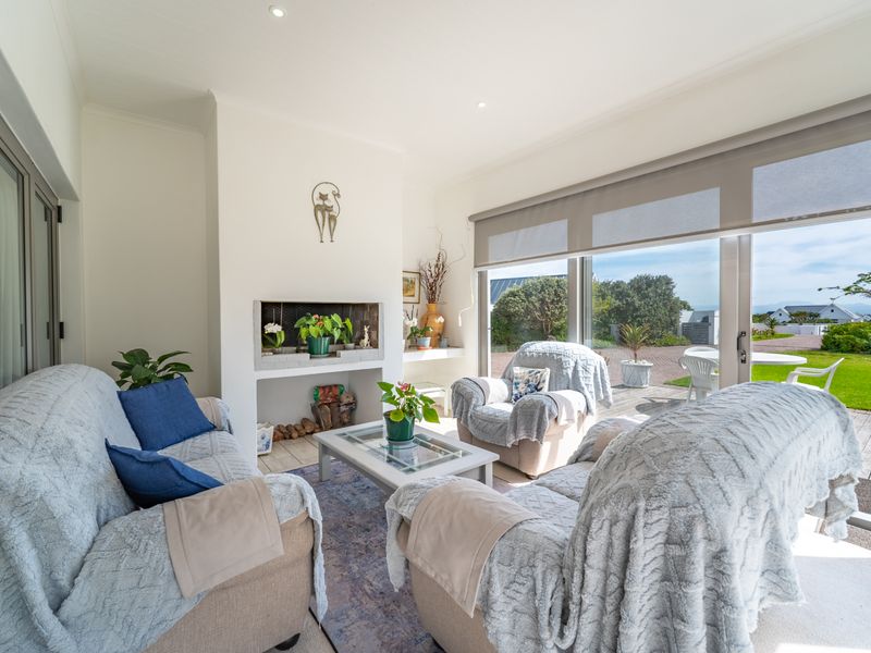 Exceptional value plus located in a quiet and sought after cul de sac. Let's go to the Links! - Photo 3