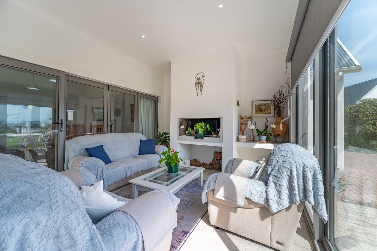 Exceptional value plus located in a quiet and sought after cul de sac. Let's go to the Links! - Photo 5