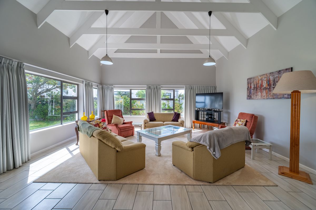 Exceptional value plus located in a quiet and sought after cul de sac. Let's go to the Links! - Photo 4