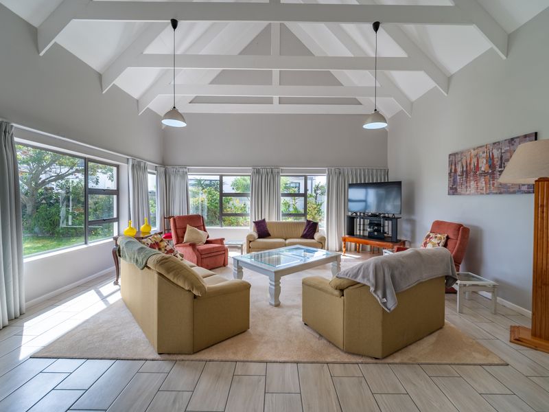 Exceptional value plus located in a quiet and sought after cul de sac. Let's go to the Links! - Photo 4