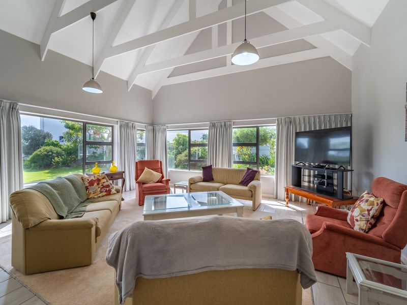 Exceptional value plus located in a quiet and sought after cul de sac. Let's go to the Links! - Photo 7