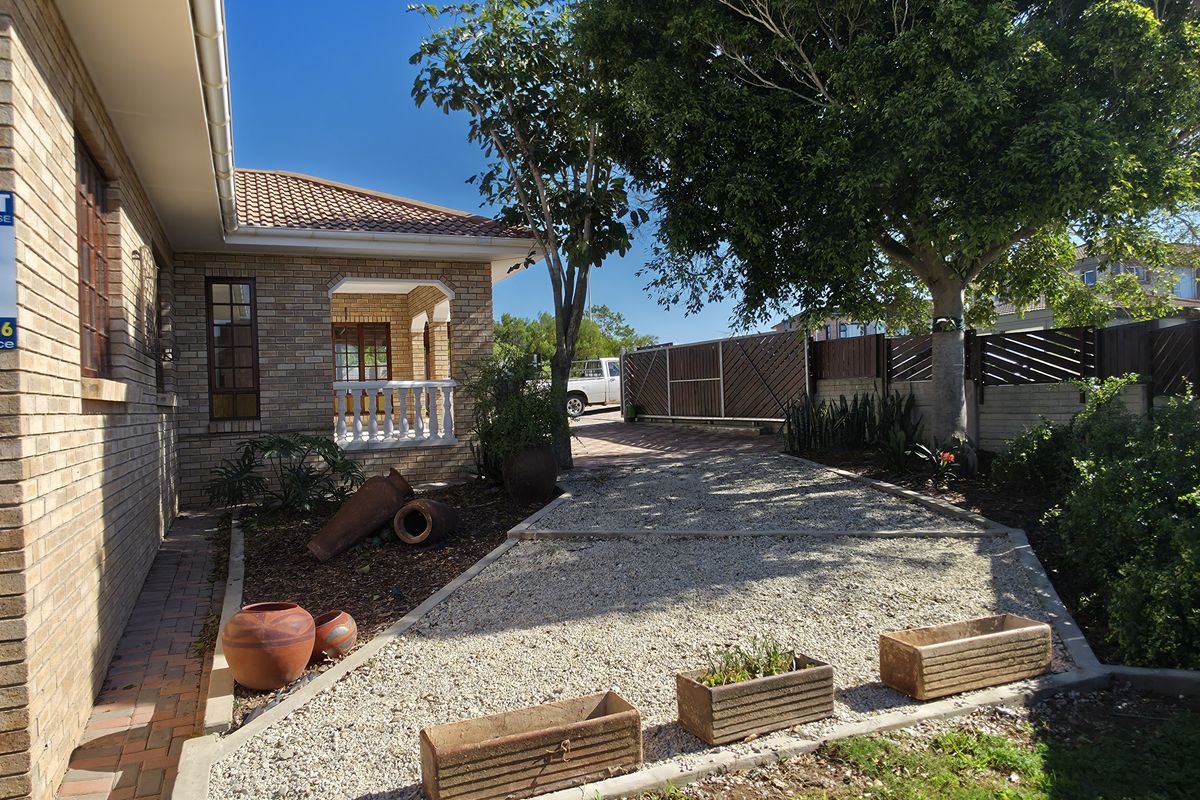 Beautifully Maintained Move-In Ready Home - Photo 3