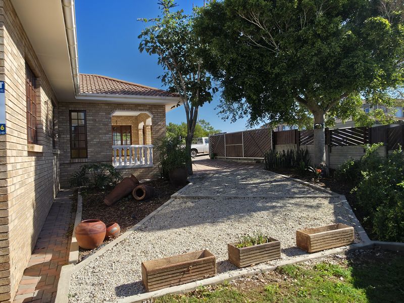 Beautifully Maintained Move-In Ready Home - Photo 3