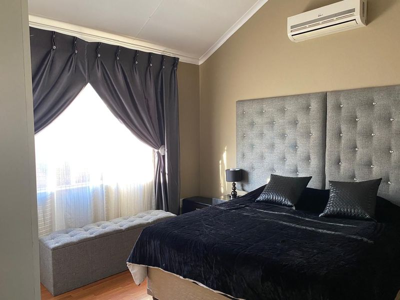 Elegant Family Living in the Prestigious Kirstenbosch Estate - Photo 6
