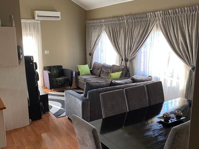 Elegant Family Living in the Prestigious Kirstenbosch Estate - Photo 4