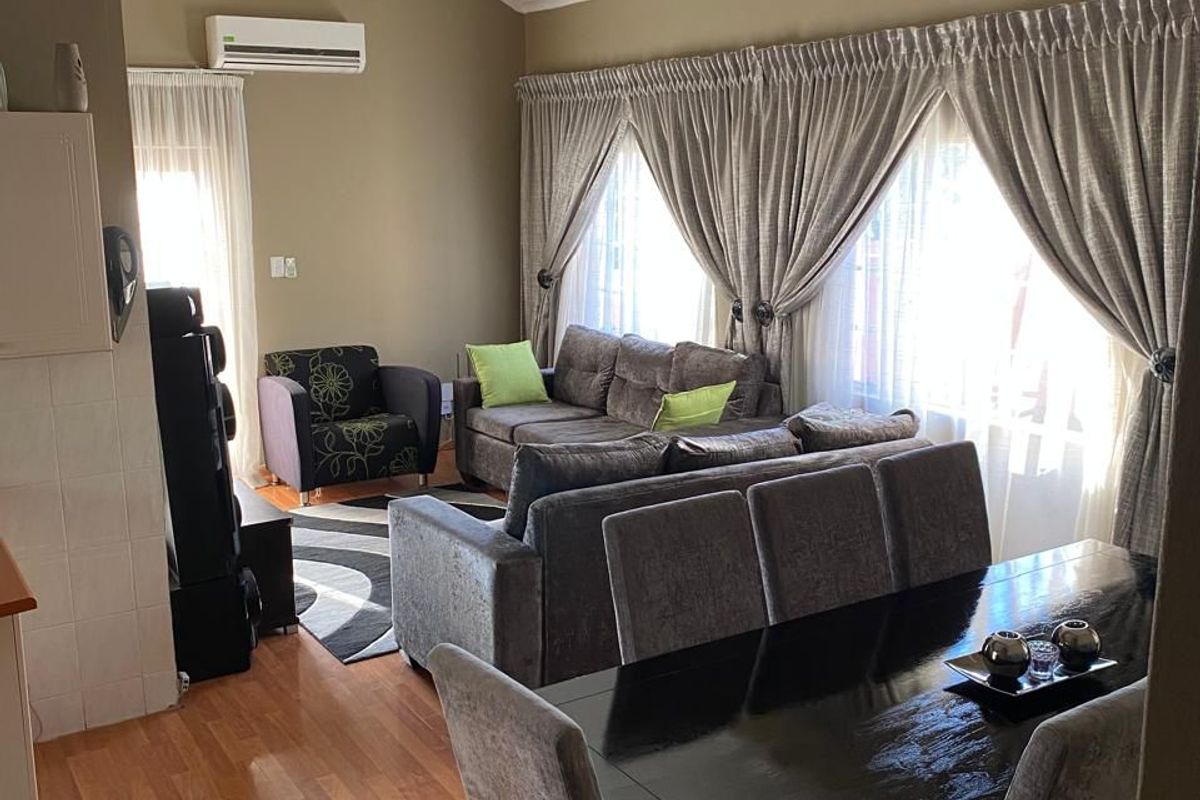 Elegant Family Living in the Prestigious Kirstenbosch Estate - Photo 4
