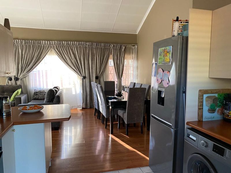 Elegant Family Living in the Prestigious Kirstenbosch Estate - Photo 3
