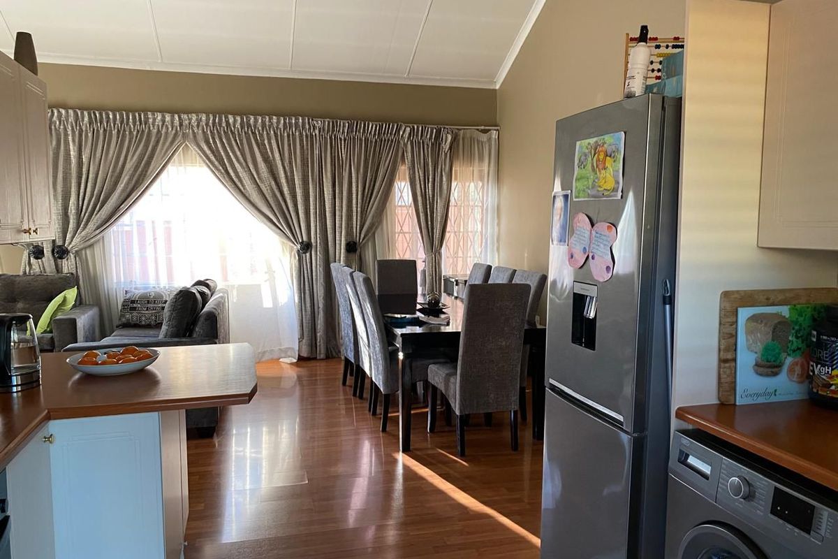 Elegant Family Living in the Prestigious Kirstenbosch Estate - Photo 3