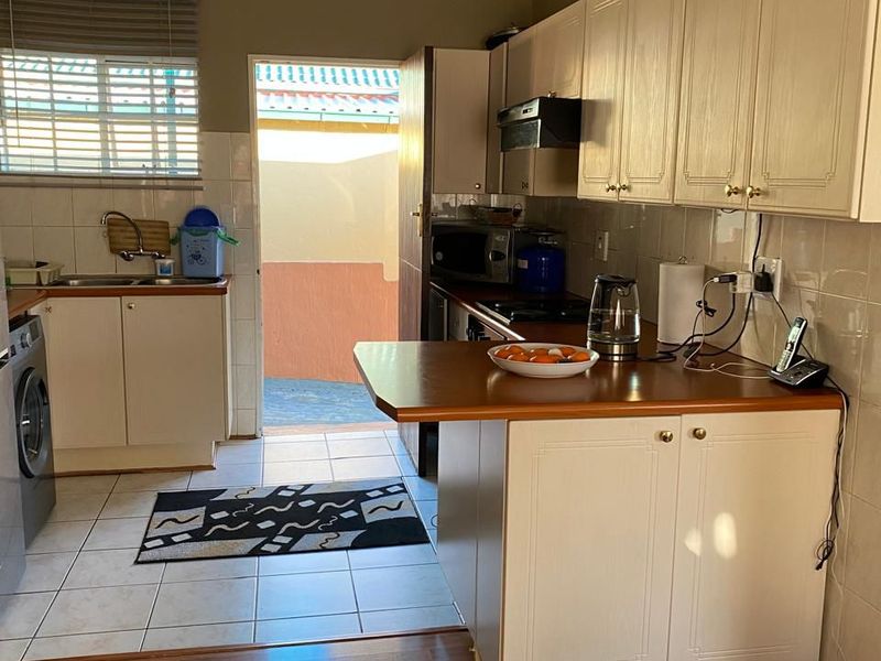 Elegant Family Living in the Prestigious Kirstenbosch Estate - Photo 2