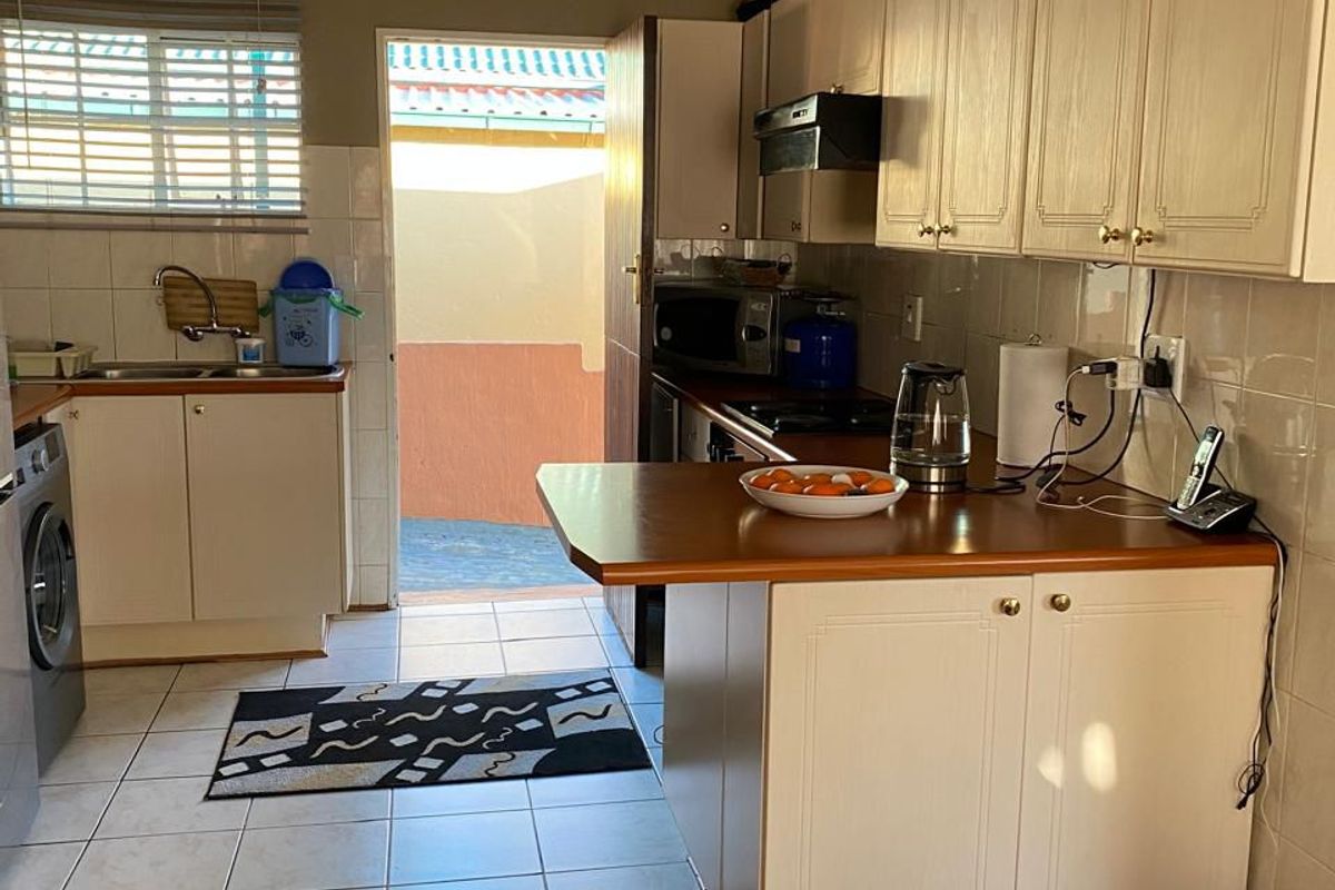 Elegant Family Living in the Prestigious Kirstenbosch Estate - Photo 2