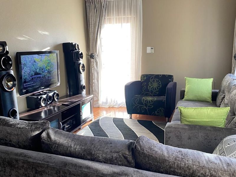 Elegant Family Living in the Prestigious Kirstenbosch Estate - Photo 5