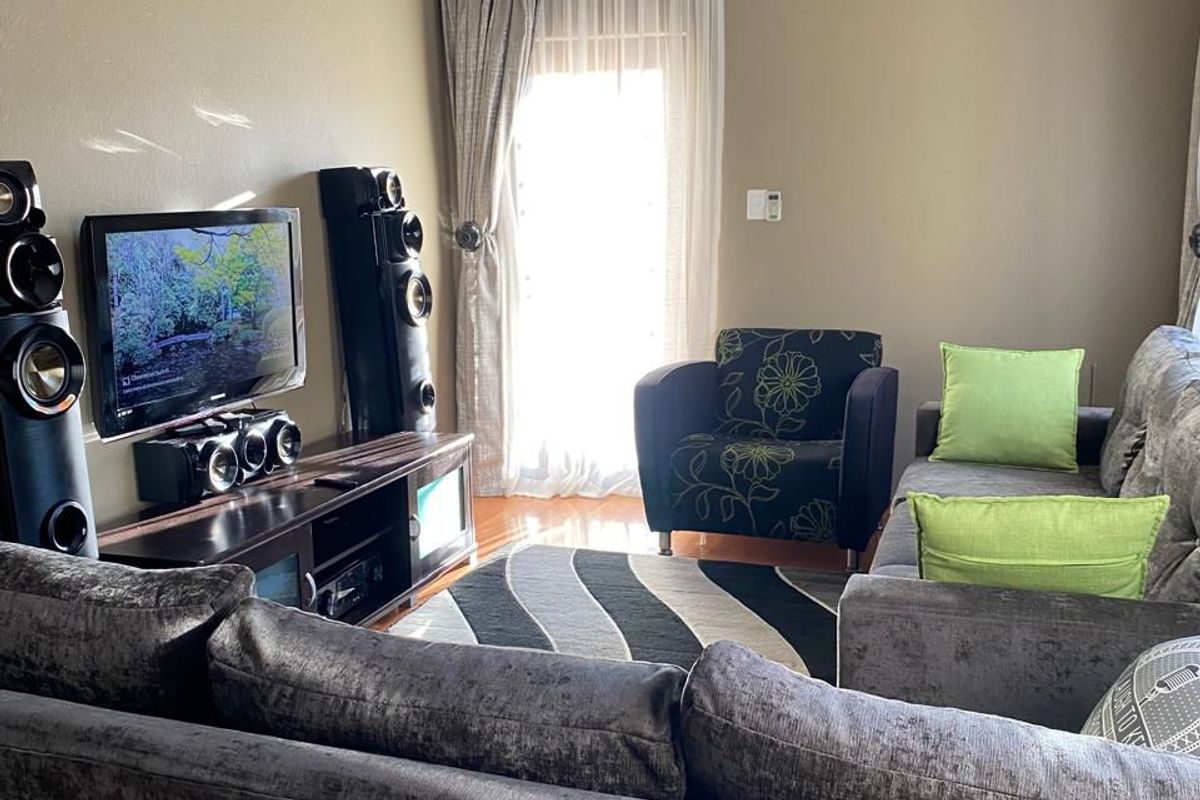 Elegant Family Living in the Prestigious Kirstenbosch Estate - Photo 5