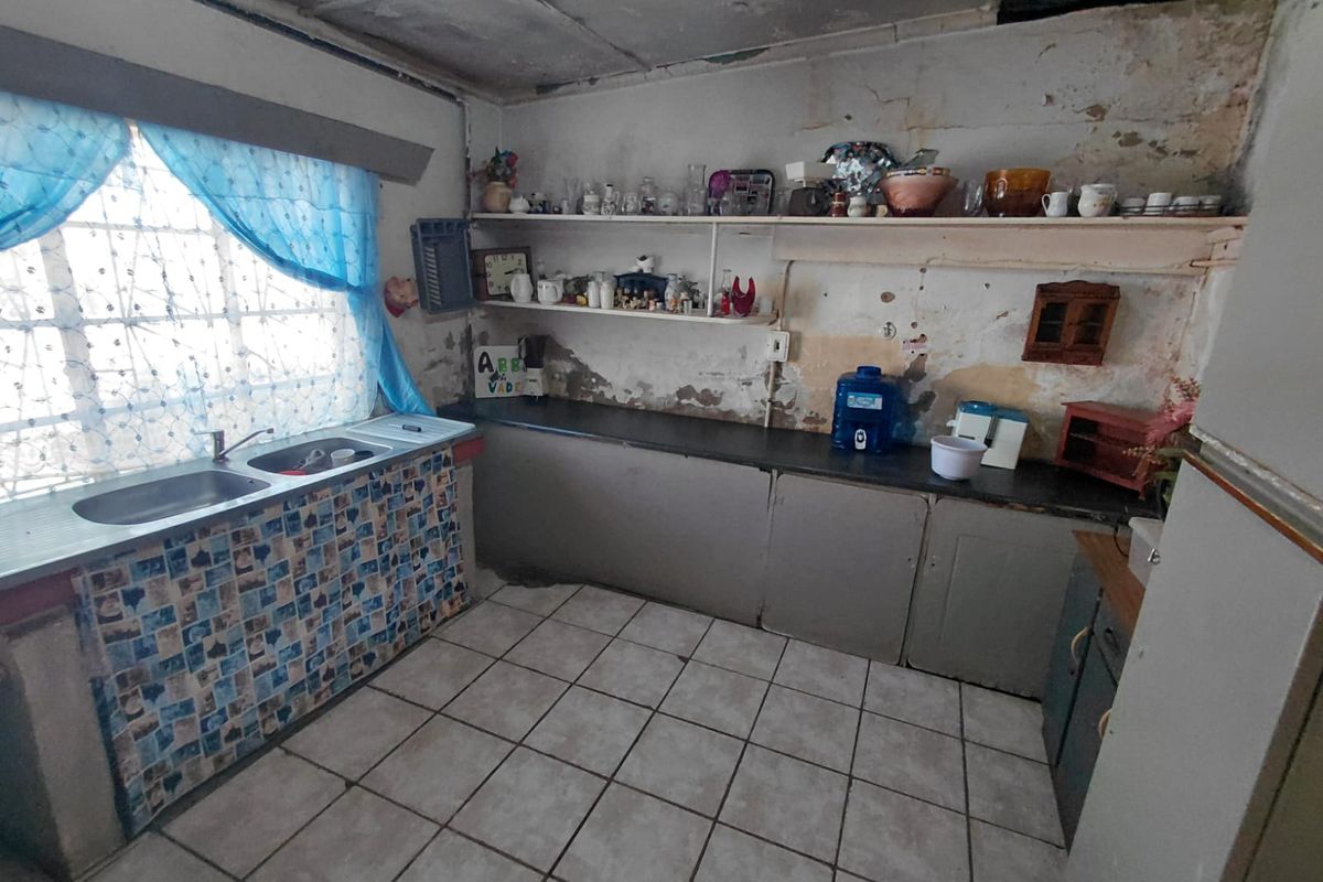 Spacious corner home - Photo 5