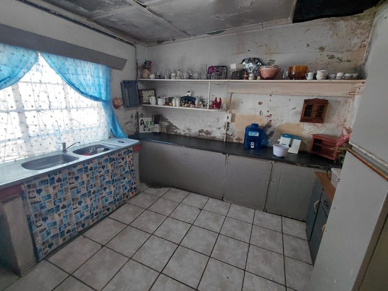 Spacious corner home - Photo 5