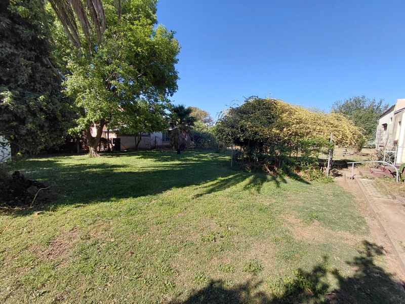 Spacious corner home - Photo 6