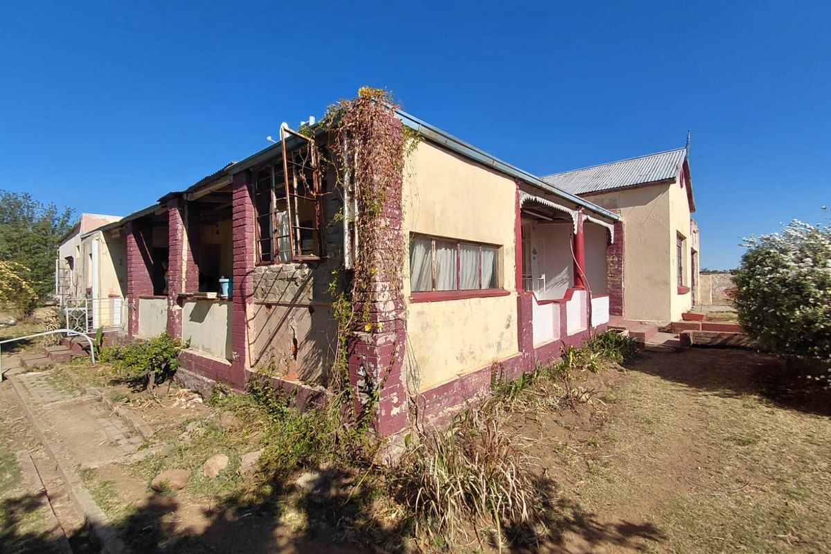 Spacious corner home - Photo 2